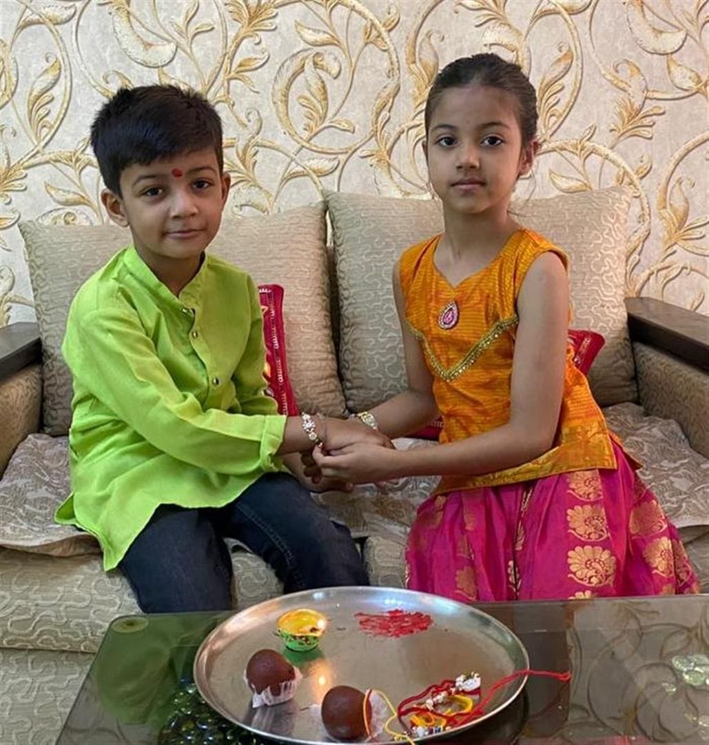 सादाबाद में अपने भाई को राखी बांधती बहन सादाबाद में अपने भाई को राखी बांधती बहन