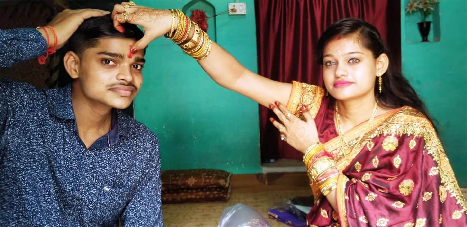 रक्षाबंधन पर्व पर अपने भाई योगेंद्र का तिलक करतीं बहन लीनू। रक्षाबंधन पर्व पर अपने भाई योगेंद्र का तिलक करतीं बहन लीनू।