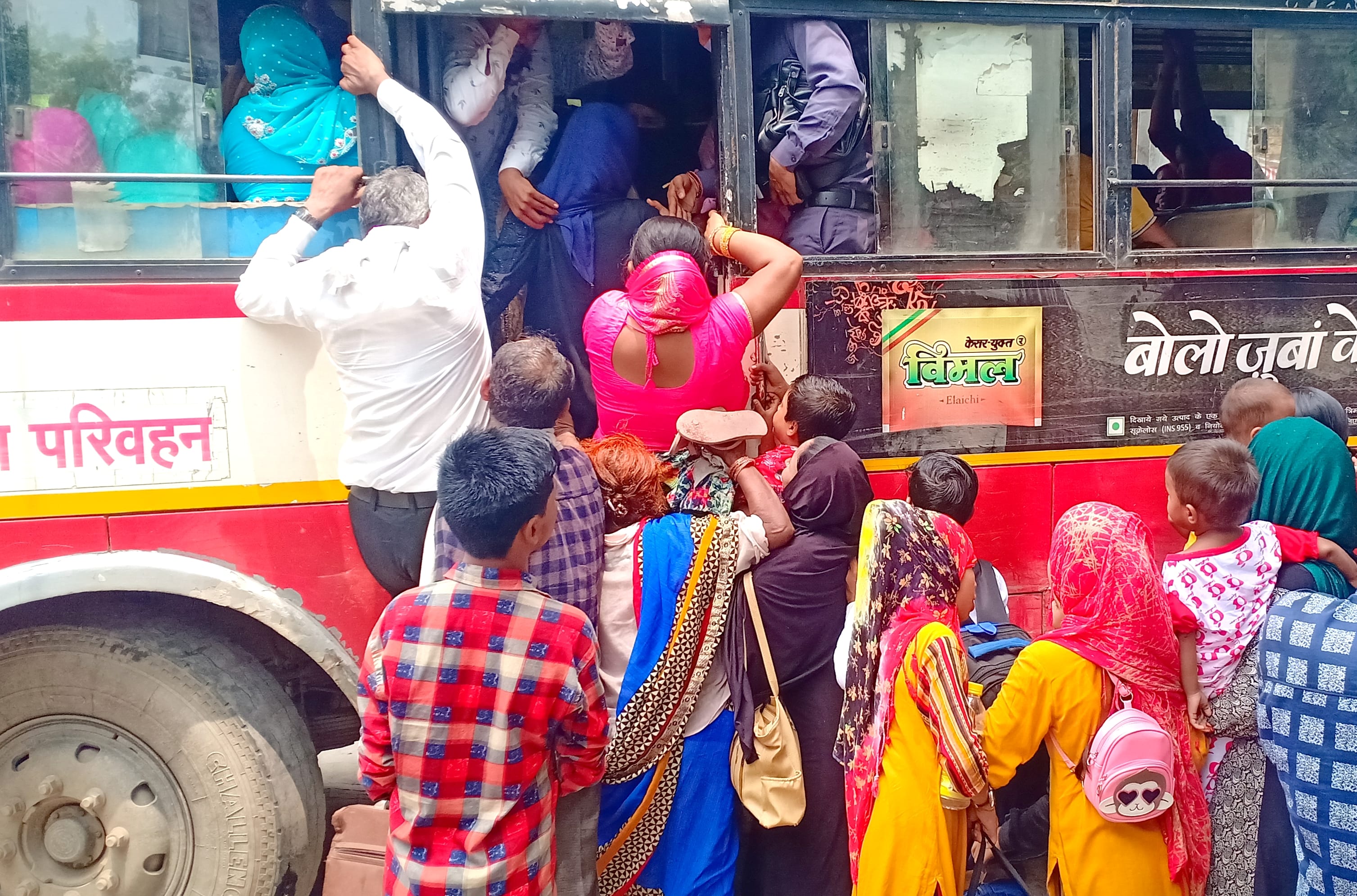 नगीना में रोडवेज बस स्टैंड पर बस में बैठने के लिए सवारियों में मची आपाधापी। नगीना में रोडवेज बस स्टैंड पर बस में बैठने के लिए सवारियों में मची आपाधापी।