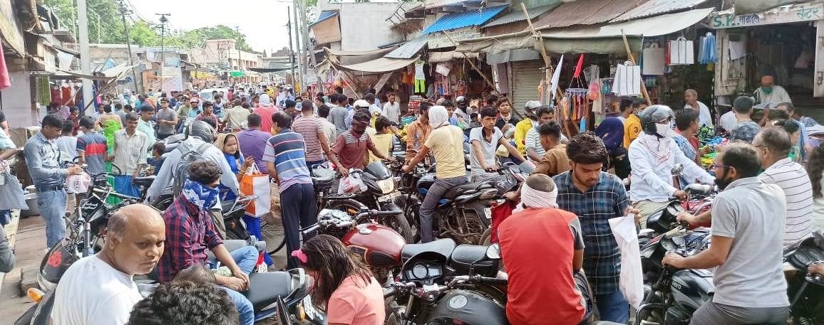 सादाबाद के बाजारों में उमड़ी भीड़ से लगा जाम। सादाबाद के बाजारों में उमड़ी भीड़ से लगा जाम।