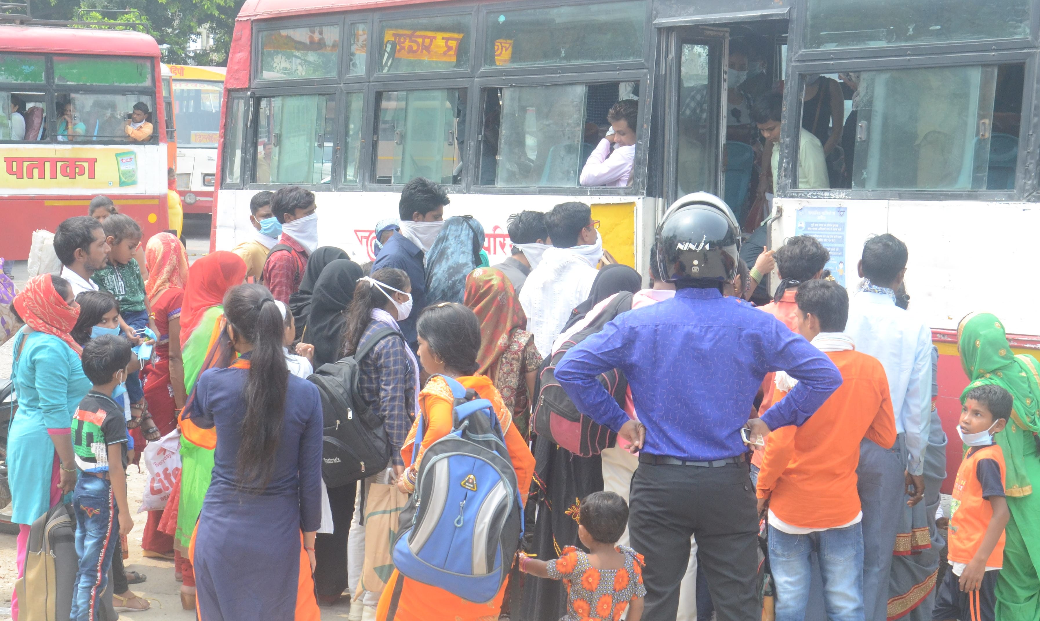 बिजनौर में रक्षाबंधन पर रोडवेज पर यात्रियों की उमड़ी भीड़। बिजनौर में रक्षाबंधन पर रोडवेज पर यात्रियों की उमड़ी भीड़।