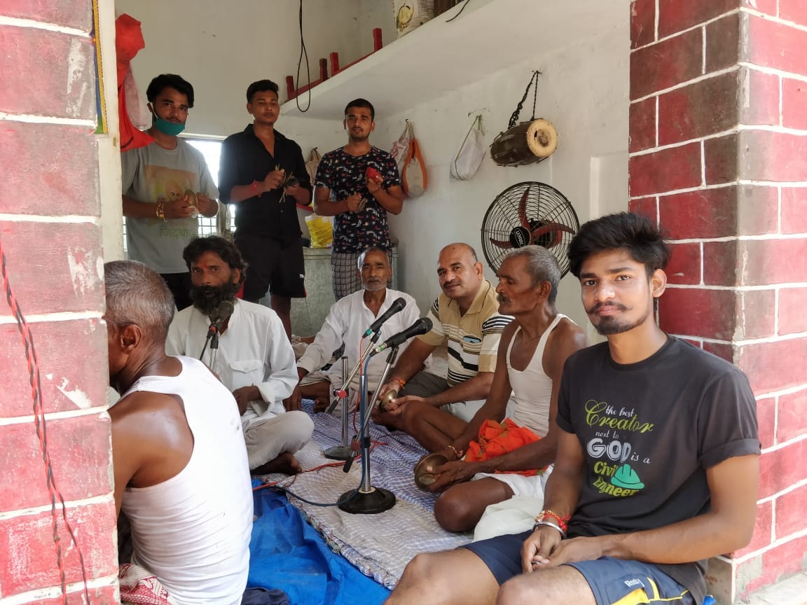 रतनपुरा के मुस्तफाबाद गाँव स्थित बाबा मोहन दास कुटी पर 24 घंटे का राम नाम का हरिकीर्तन करते लोग। रतनपुरा के मुस्तफाबाद गाँव स्थित बाबा मोहन दास कुटी पर 24 घंटे का राम नाम का हरिकीर्तन करते लोग।