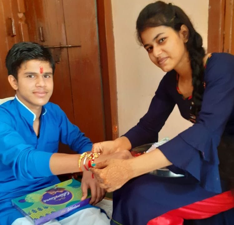 रक्षाबंधन पर भाई को राखी बांधती बहन चिंकी।