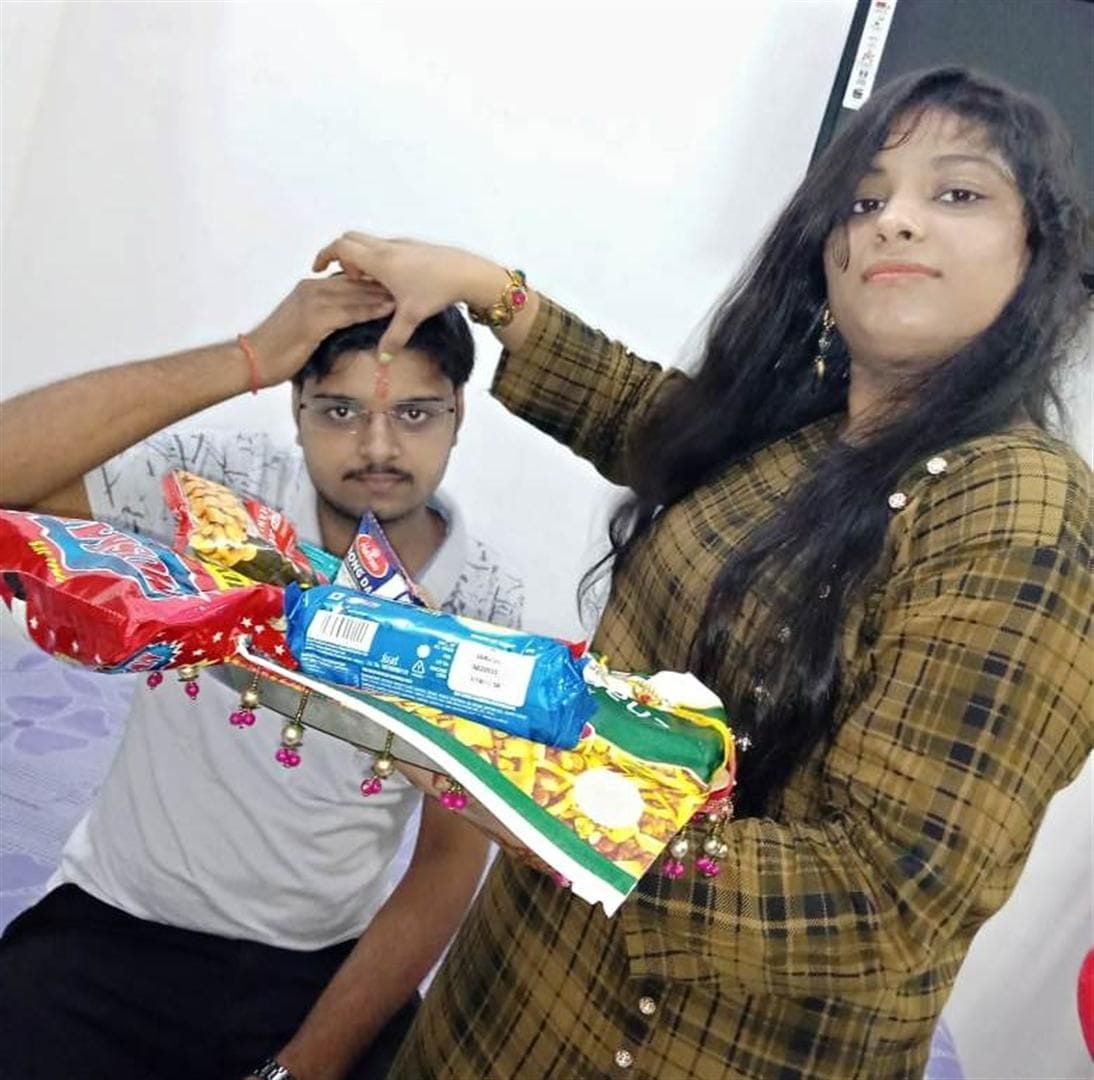 बिजलीघर रोड पर अपने भाई अजय का तिलक करती बहिन चंचल। बिजलीघर रोड पर अपने भाई अजय का तिलक करती बहिन चंचल।