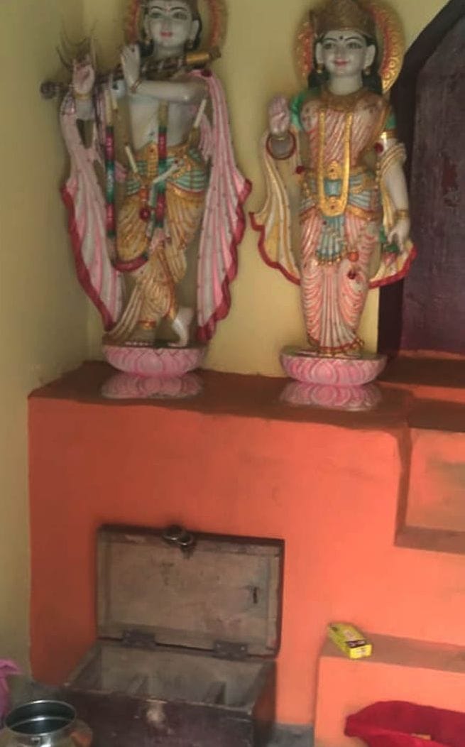 बलवाखेड़ी मंदिर में दानपात्र का टूटा पड़ा ताला बलवाखेड़ी मंदिर में दानपात्र का टूटा पड़ा ताला