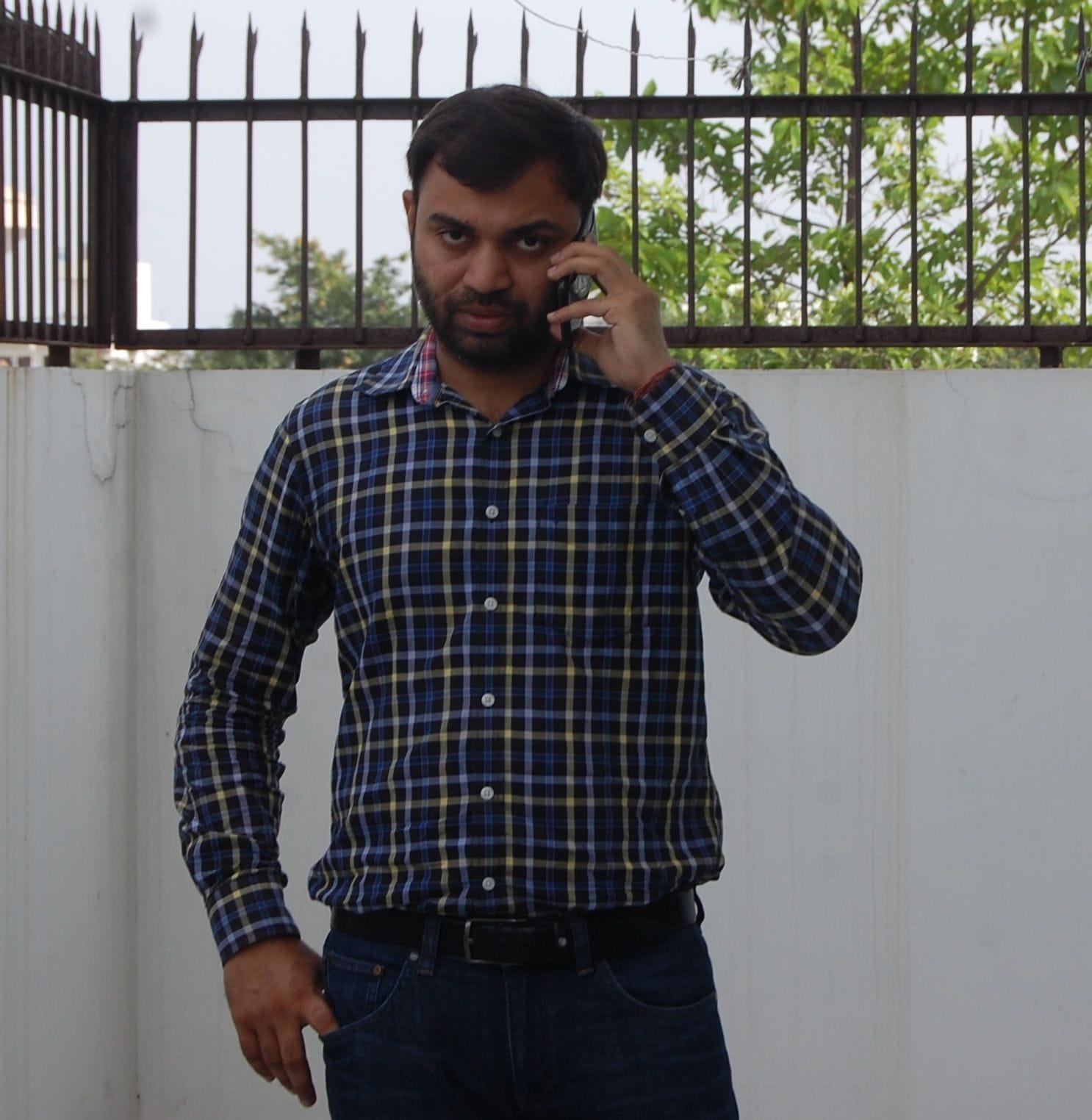 यूपीएससी में टॉपर बनने पर प्रदीप सिंह मलिक फोन पर बधाईयां स्वीकार करते हुए।