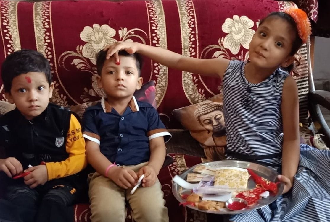 सरधना में भाई को रक्षाबंधन पर राखी बांधकर तिलक करती बहन।