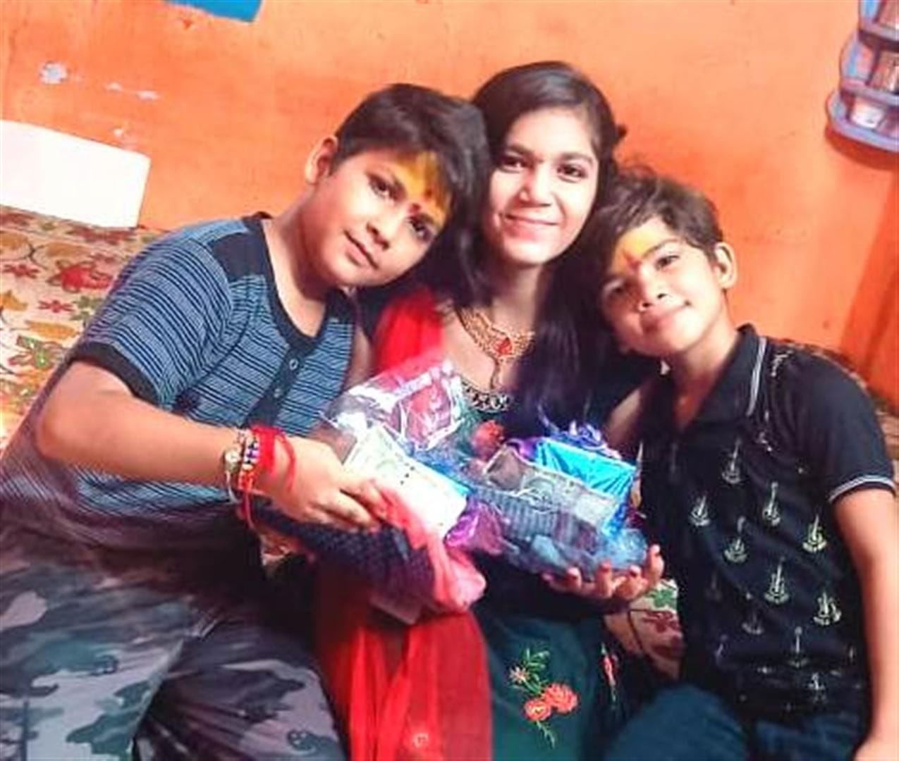 डाकखाना गली में अपनी बहन खुशी पांडेय को गिफ्ट देते भाई सिद्धार्थ और संजीव। डाकखाना गली में अपनी बहन खुशी पांडेय को गिफ्ट देते भाई सिद्धार्थ और संजीव।