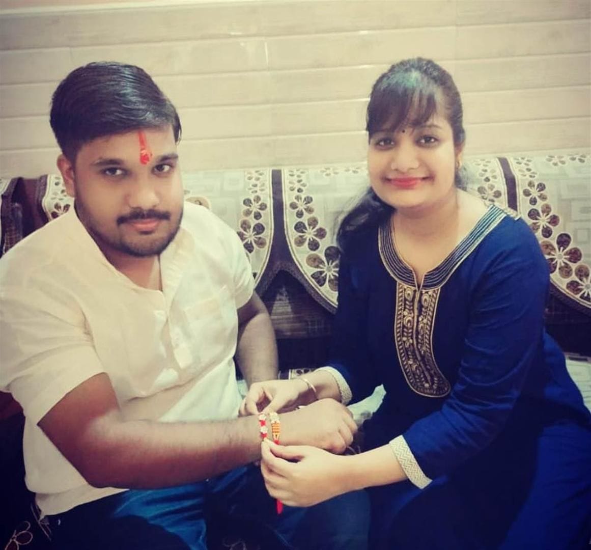डाकखाना गली में अपने भाई देवेश को राखी बांधती मुस्कान अग्रवाल। डाकखाना गली में अपने भाई देवेश को राखी बांधती मुस्कान अग्रवाल।