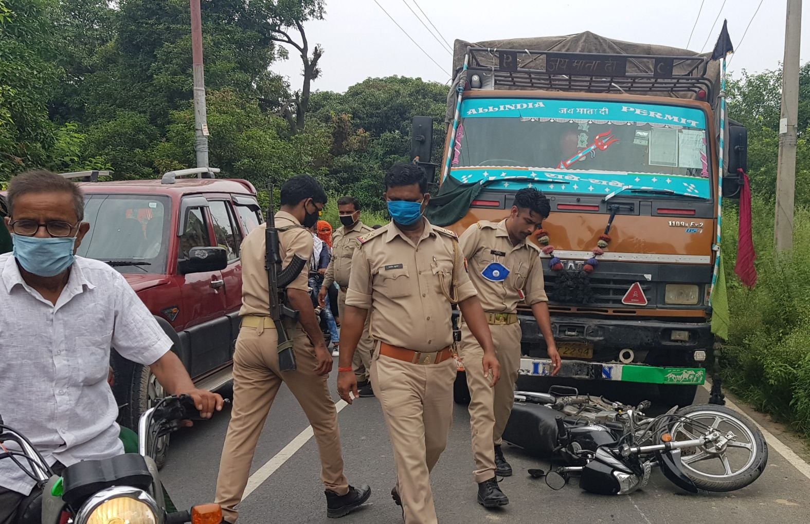 घटनास्थल पर डीसीएम के सामने पड़ी बाइक को हटाते लोग। संवाद घटनास्थल पर डीसीएम के सामने पड़ी बाइक को हटाते लोग। संवाद