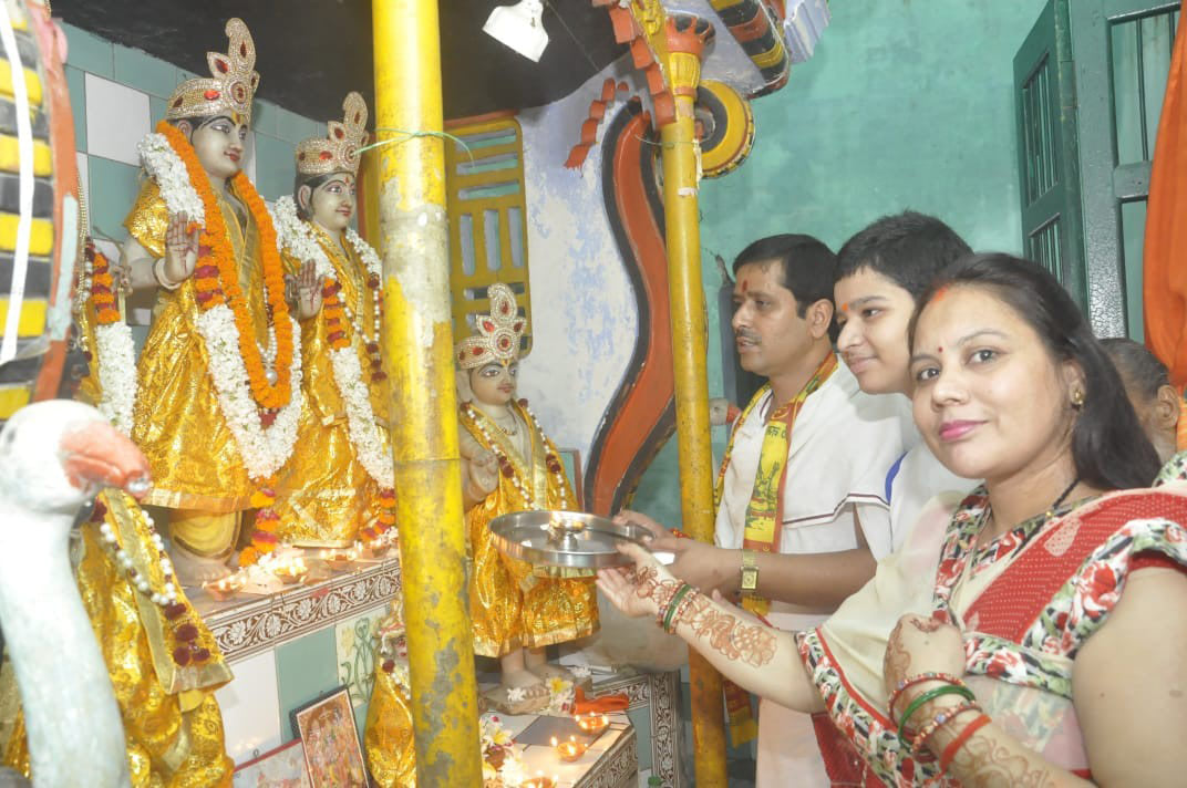 11- अयोध्या में राम मंदिर भूमि पूजन के बाद सिपाह स्थित बड़े हनुमान जी मंदिर पर श्रीरामजानकी की आरती 11- अयोध्या में राम मंदिर भूमि पूजन के बाद सिपाह स्थित बड़े हनुमान जी मंदिर पर श्रीरामजानकी की आरती