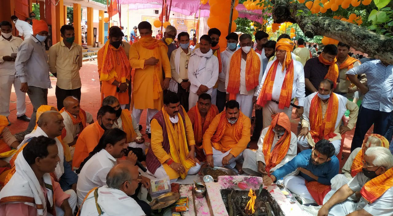 14-अयोध्या में राम मंदिर भूमि पूजन होने के बाद बदलापुर में सुदरकांड समापन के बाद हवन करते विधायक रम 14-अयोध्या में राम मंदिर भूमि पूजन होने के बाद बदलापुर में सुदरकांड समापन के बाद हवन करते विधायक रम