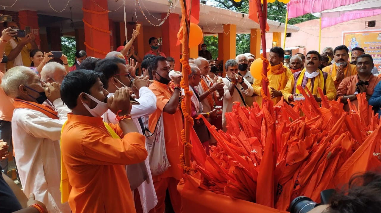 15- अयोध्या में राम मंदिर भूमि पूजन होने के बाद बदलापुर में शंखनाद कर ध्वज पूजन कराते आचार्यगंण। 15- अयोध्या में राम मंदिर भूमि पूजन होने के बाद बदलापुर में शंखनाद कर ध्वज पूजन कराते आचार्यगंण।