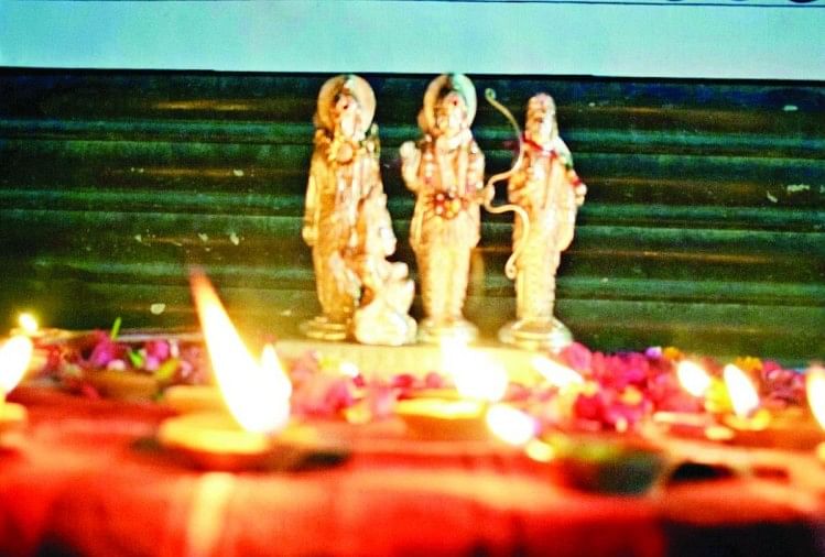 Diwali 2020: मां लक्ष्मी के स्वागत के लिए दिवाली से पहले हटा लें घर से ये 9 चीजें वास्तु के अनुसार टूटी हुई है तस्वीरों से घर का वातावरण प्रभावित होता है।