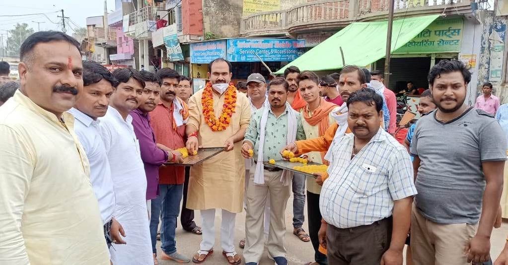 अयोध्या में भूमि पूजन के दौरान सादाबाद बस स्टेंड के पास मिठाई बांटते भाजपा नेता डॉ. अविन शर्मा। अयोध्या में भूमि पूजन के दौरान सादाबाद बस स्टेंड के पास मिठाई बांटते भाजपा नेता डॉ. अविन शर्मा।