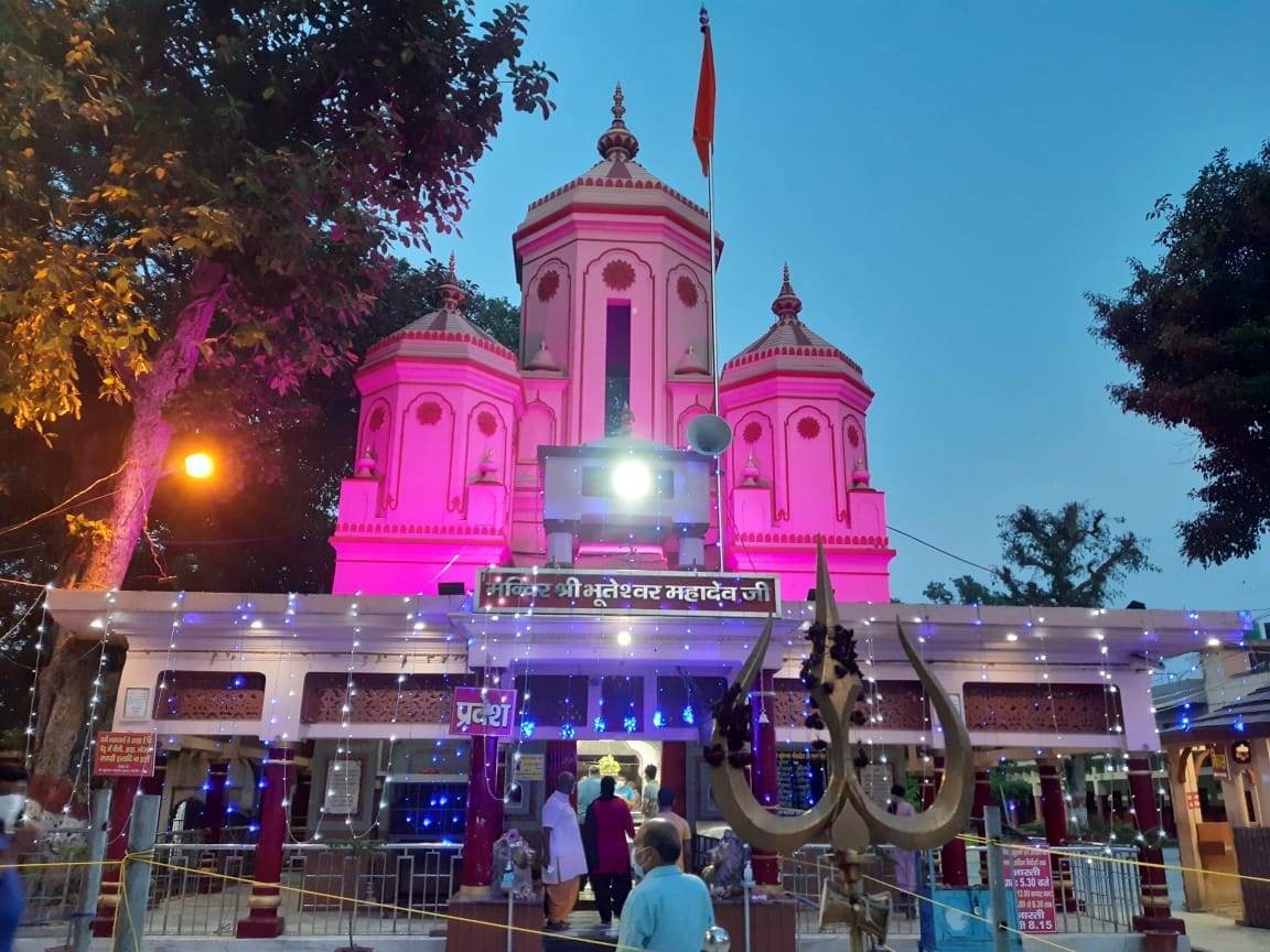 अयोध्या में बुधवार को होने भूमि पूजन से पूर्व शहर में रंग-बिरंगी लाइटों से सजा सिद्घपीठ श्री भूते