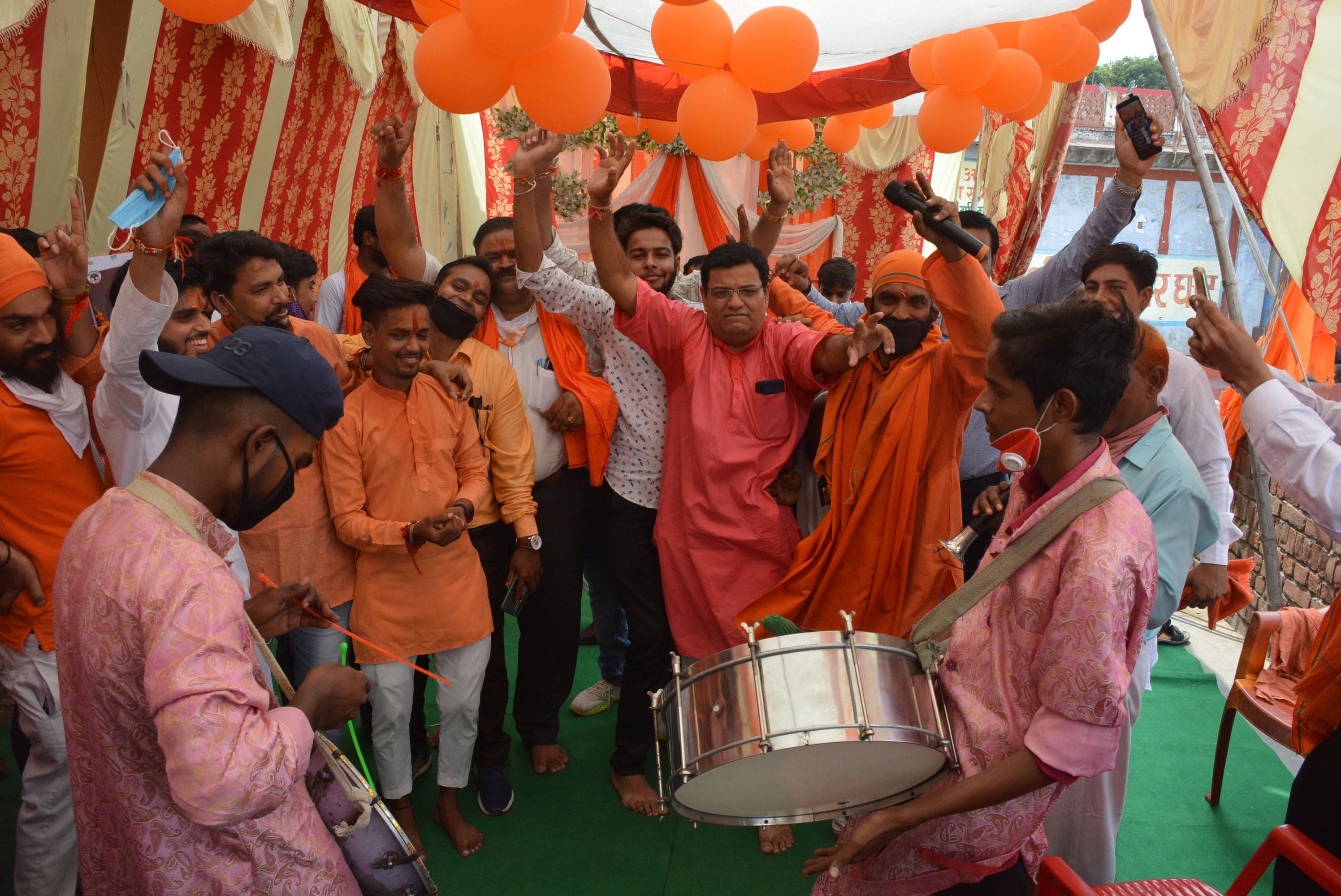 अयोध्या में भूमिपूजन को लेकर नृत्य करते विश्व हिंदू परिषद के कार्यकर्ता। अयोध्या में भूमिपूजन को लेकर नृत्य करते विश्व हिंदू परिषद के कार्यकर्ता।