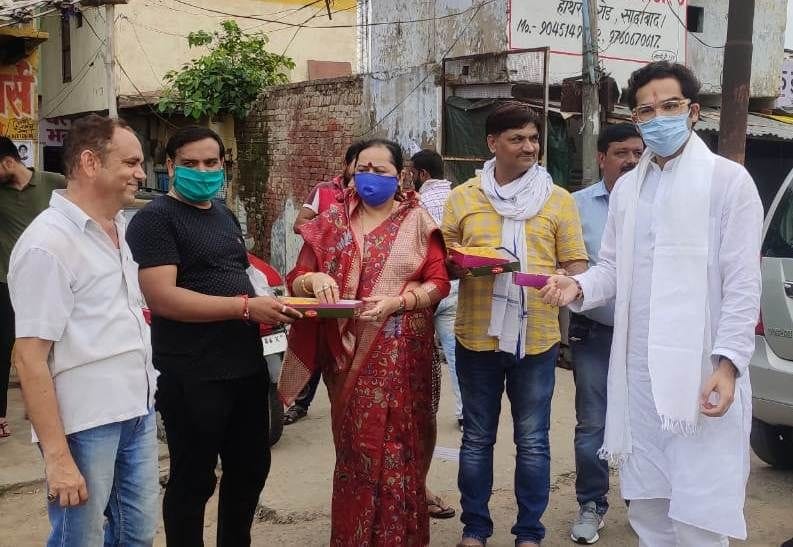 अयोध्या में श्रीराममंदिर निर्माण के लिए भूमि पूजन के दौरान सादाबाद में मिठाई बांटते सादाबाद विध अयोध्या में श्रीराममंदिर निर्माण के लिए भूमि पूजन के दौरान सादाबाद में मिठाई बांटते सादाबाद विध