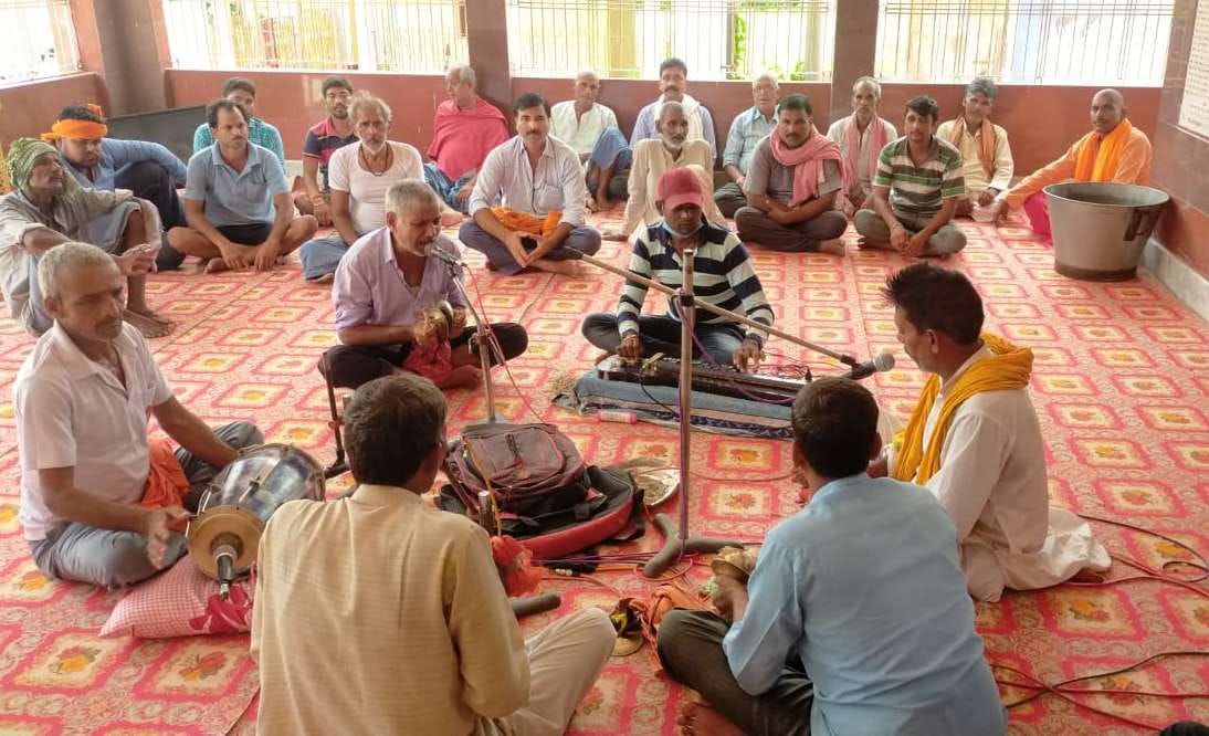 अयोध्या में राम मंदिर निर्माण के खुशी में लालगंज क्षेत्र के बहुआरा गांव स्थित बजरंग आश्रम में भज? अयोध्या में राम मंदिर निर्माण के खुशी में लालगंज क्षेत्र के बहुआरा गांव स्थित बजरंग आश्रम में भज?