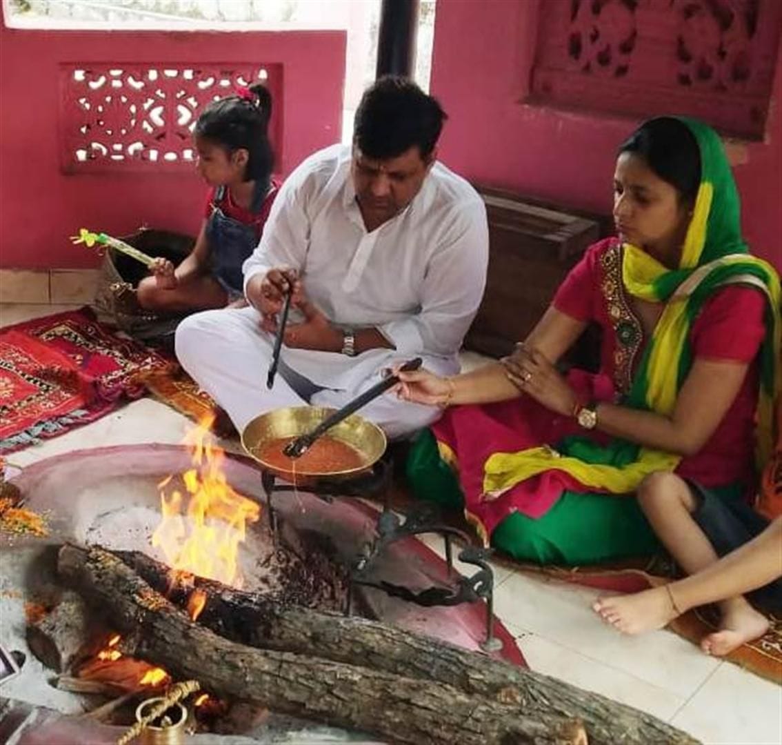 हवन यज्ञ में आहुतियां देते भाजपा नेता संजय सिंह व उनकी पत्नी। हवन यज्ञ में आहुतियां देते भाजपा नेता संजय सिंह व उनकी पत्नी।