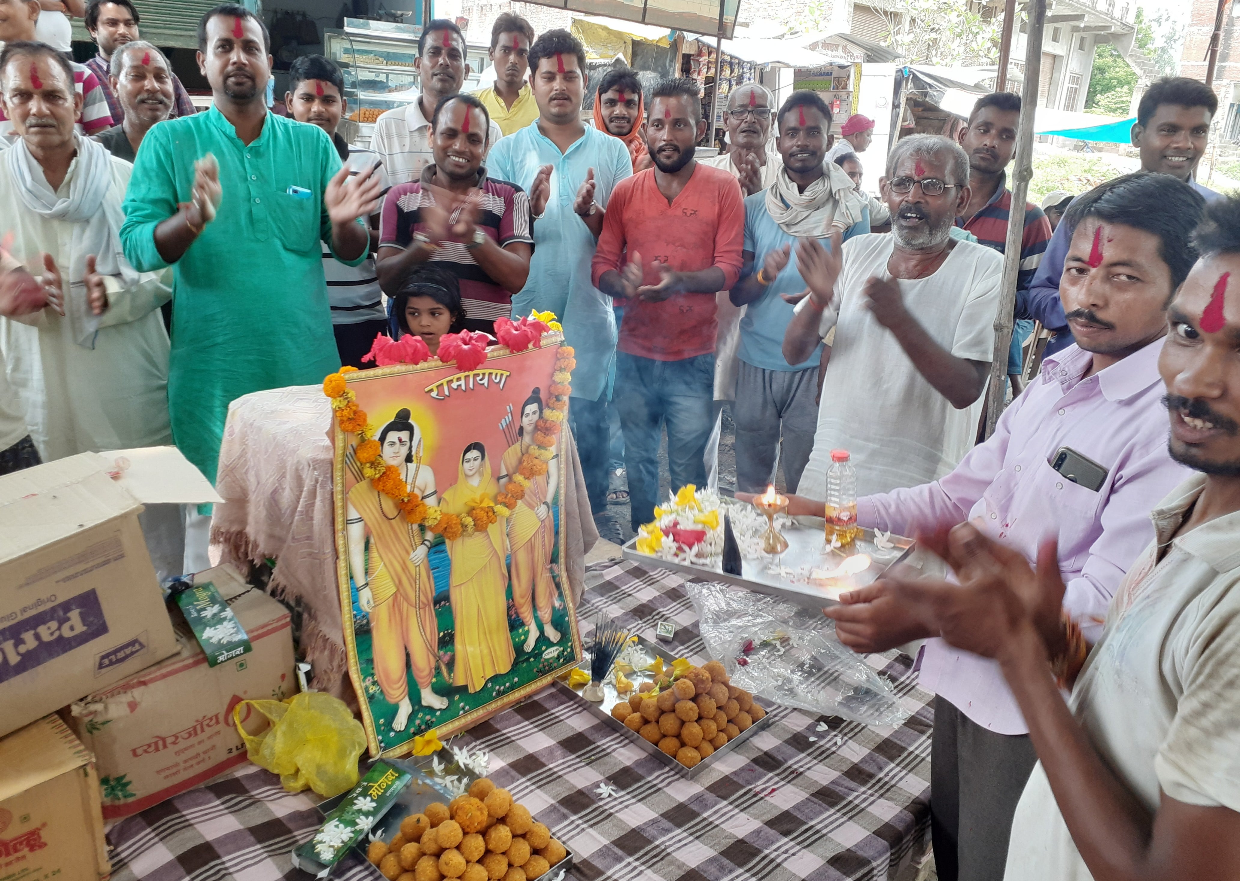 अहरौला के बाजार में श्री राम मंदिर भूमि पूजन के अवसर पर भजन कीर्तन करते लोग। अहरौला के बाजार में श्री राम मंदिर भूमि पूजन के अवसर पर भजन कीर्तन करते लोग।