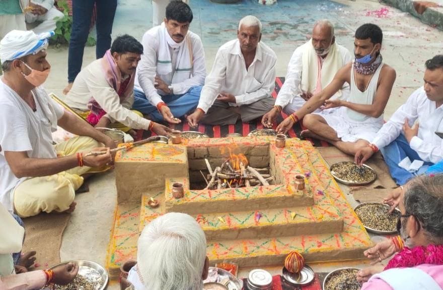 बिसावर में हवन यज्ञ करते ग्राम प्रधान व अन्य लोग। बिसावर में हवन यज्ञ करते ग्राम प्रधान व अन्य लोग।
