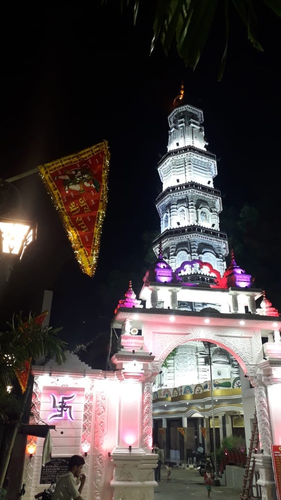 रंग-बिरंगी लाइटों से सजा चकराता मार्ग स्थित सिद्घपीठ श्री बागेश्वर महादेव मंदिर।