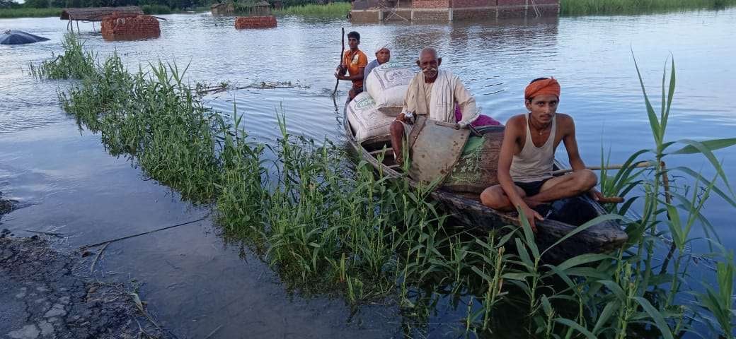 सिकंदरपुर क्षेत्र में सरयू नदी में निरंतर हो रहे जल वृद्धि से दियारा क्षेत्र के किसान अपने डेरे स सिकंदरपुर क्षेत्र में सरयू नदी में निरंतर हो रहे जल वृद्धि से दियारा क्षेत्र के किसान अपने डेरे स