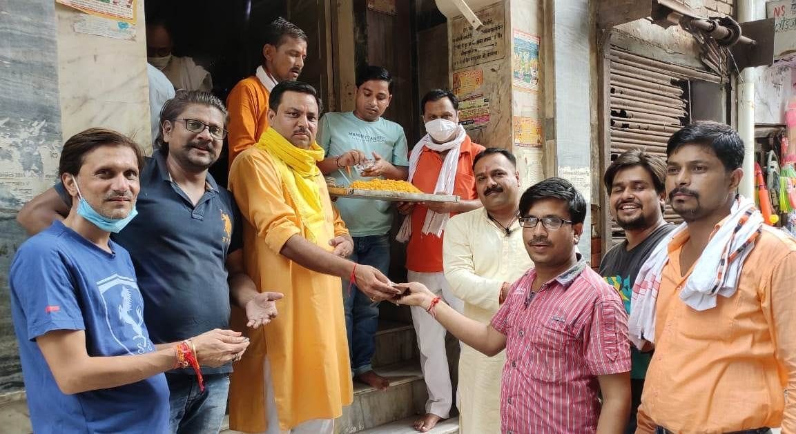 श्रीराम मंदिर गली में श्रीराम मंदिर के द्वार पर मिठाई बांटते भाजपाई। श्रीराम मंदिर गली में श्रीराम मंदिर के द्वार पर मिठाई बांटते भाजपाई।