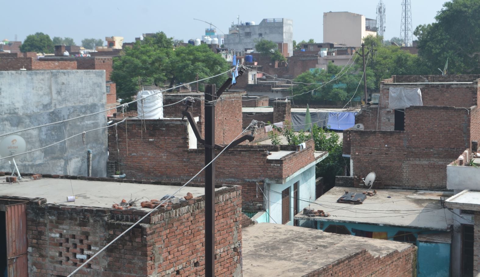 शहर के मोहल्ला बंगाशपुरा कोहना में छतों के ऊपर से गुजरी एचटी लाइन। संवाद