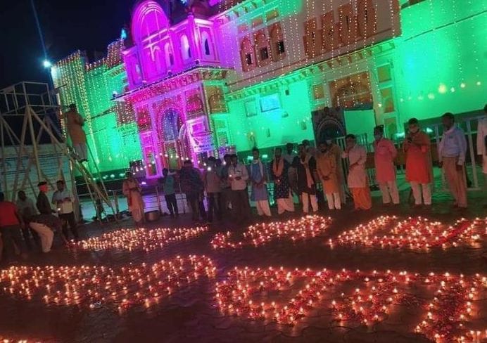 विद्युत छठा से जगमगाता ओरछा का राम मंदिर। विद्युत छठा से जगमगाता ओरछा का राम मंदिर।
