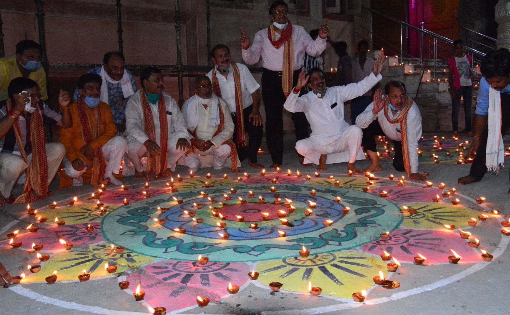 श्याम खाटू मंदिर में 1100 दीयें जलाते मंत्री कपिल देव एवं कमेटी पदाधिकारी। श्याम खाटू मंदिर में 1100 दीयें जलाते मंत्री कपिल देव एवं कमेटी पदाधिकारी।