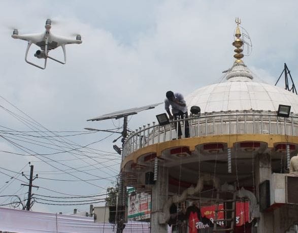शिव मूर्ति की निगरानी करता ड्रोन। शिव मूर्ति की निगरानी करता ड्रोन।