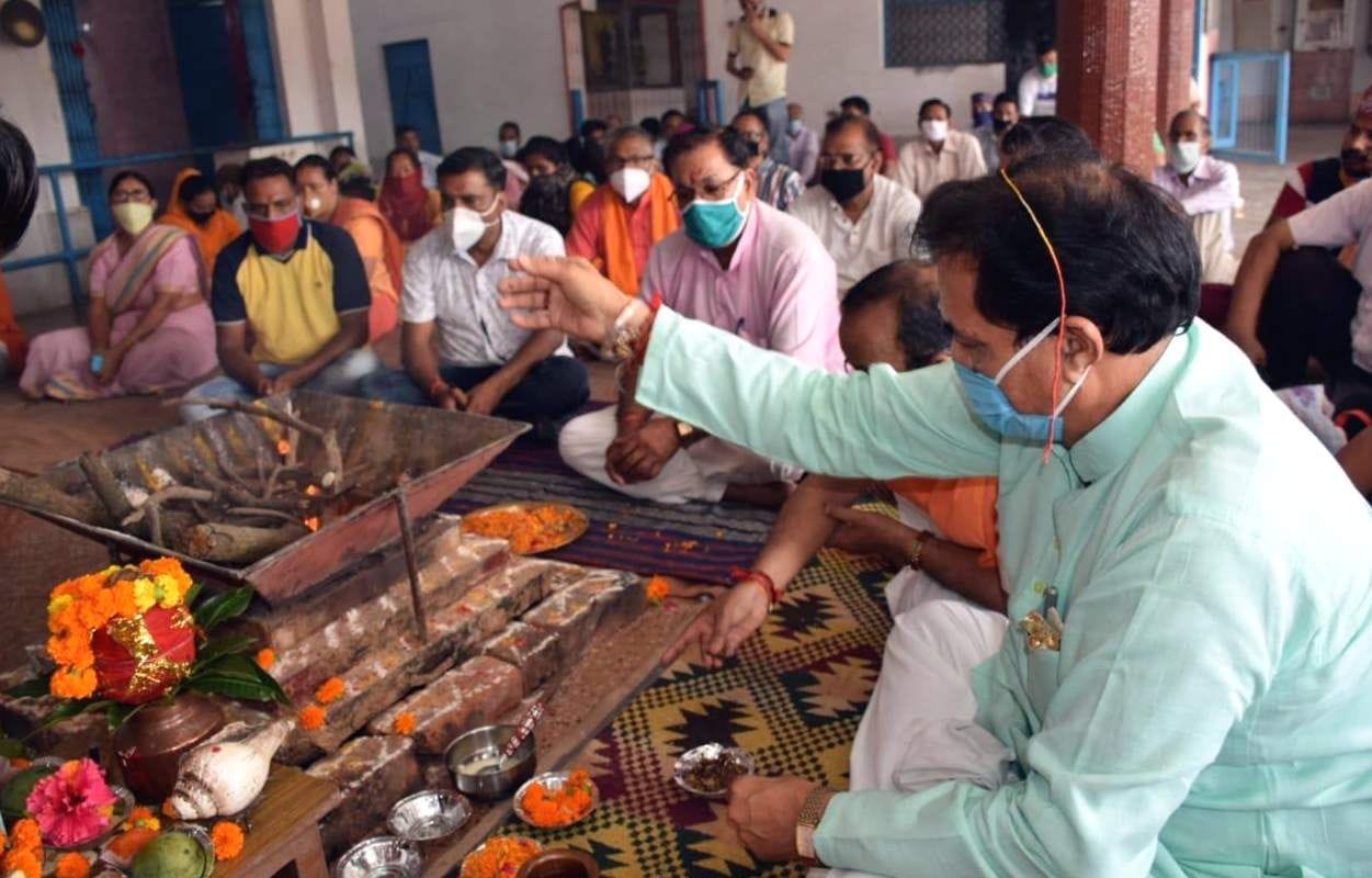 आईडीपीएल स्थित श्रीराम मंदिर में हवन में आहुति देते विस अध्यक्ष प्रेमचंद अग्रवाल। आईडीपीएल स्थित श्रीराम मंदिर में हवन में आहुति देते विस अध्यक्ष प्रेमचंद अग्रवाल।