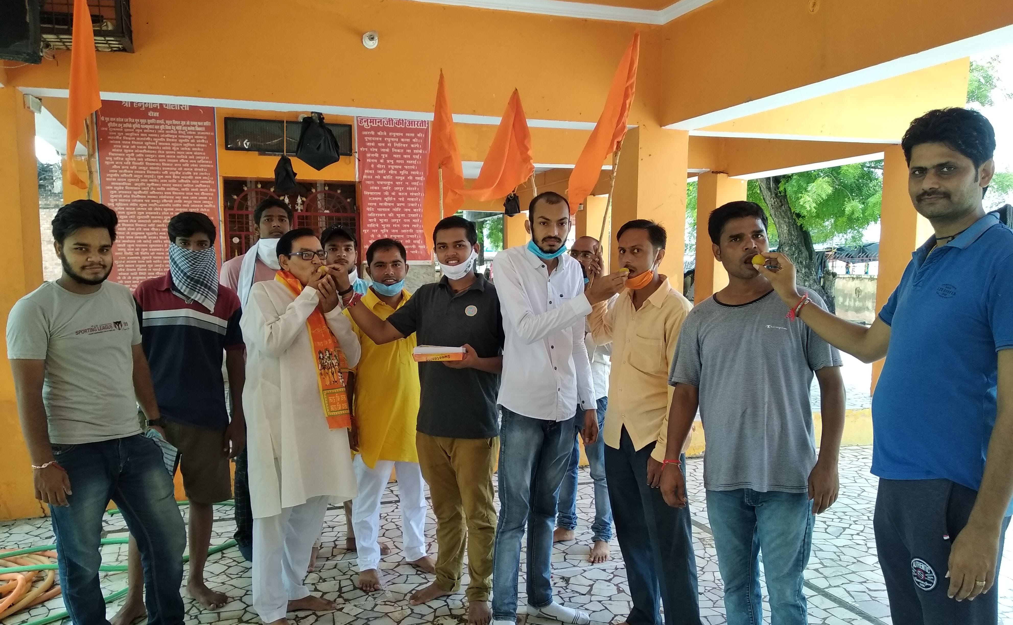 अकबरपुर के कालिका देवी मंदिर में एक-दूसरे को मिठाई खिलाकर खुशी मनाते युवा। अकबरपुर के कालिका देवी मंदिर में एक-दूसरे को मिठाई खिलाकर खुशी मनाते युवा।