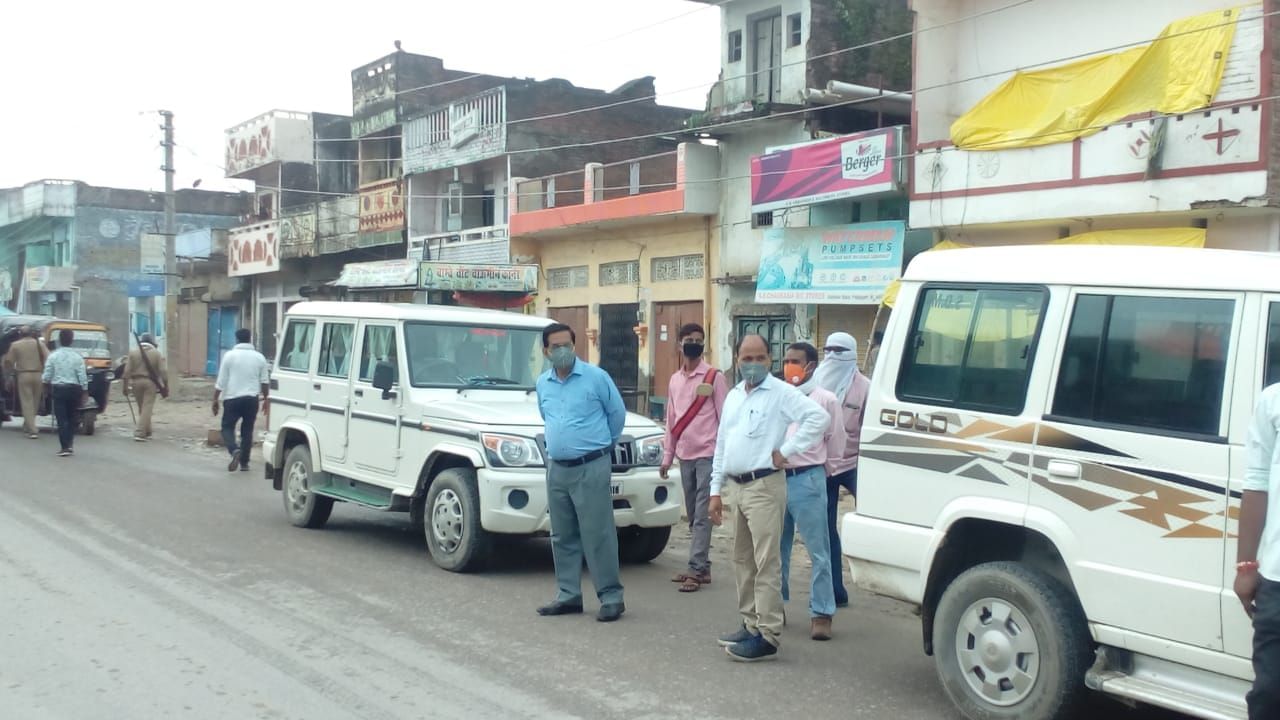 हाटस्पाट क्षेत्र बने कोहडौर बाजार का निरीक्षण करते एसडीएम पट्टी। हाटस्पाट क्षेत्र बने कोहडौर बाजार का निरीक्षण करते एसडीएम पट्टी।