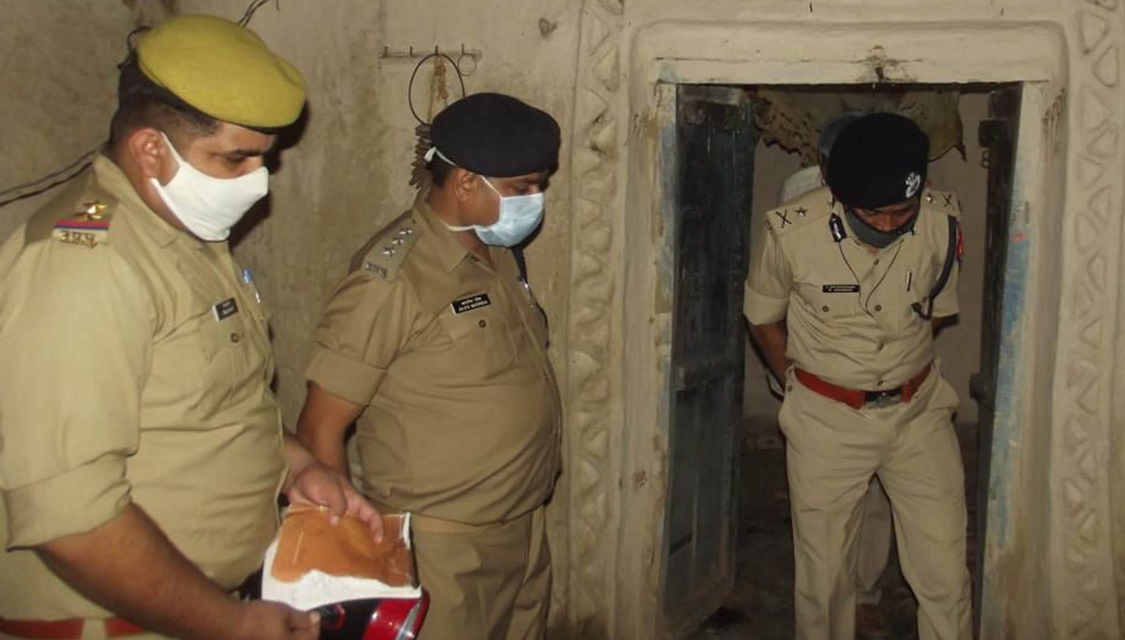 बांदा : प्रेमी-प्रेमिका को जलाने वाले मकान का जायजा लेते आईजी के. सत्यनारायण। बांदा : प्रेमी-प्रेमिका को जलाने वाले मकान का जायजा लेते आईजी के. सत्यनारायण।