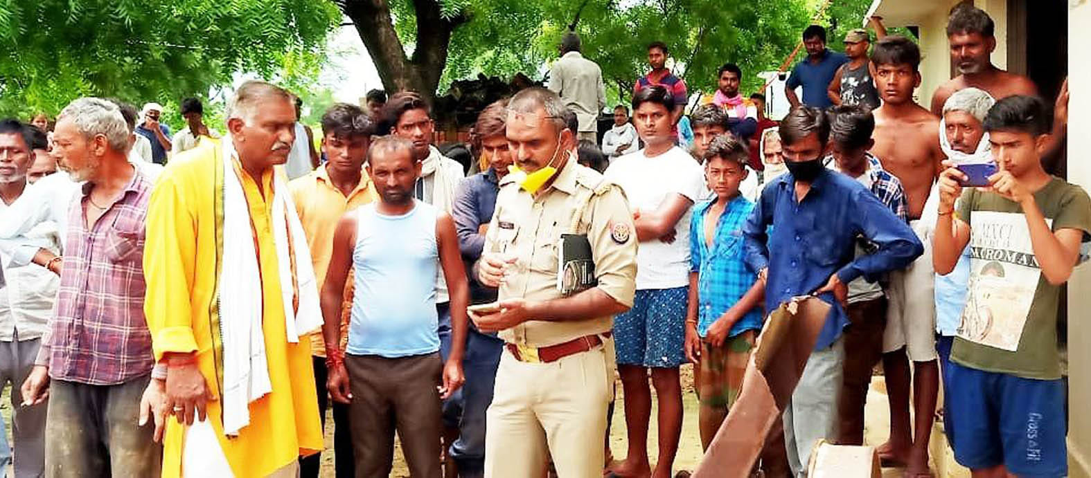 बेंदा में घटनास्थल पर परिजनों से पूछताछ करती पुलिस।