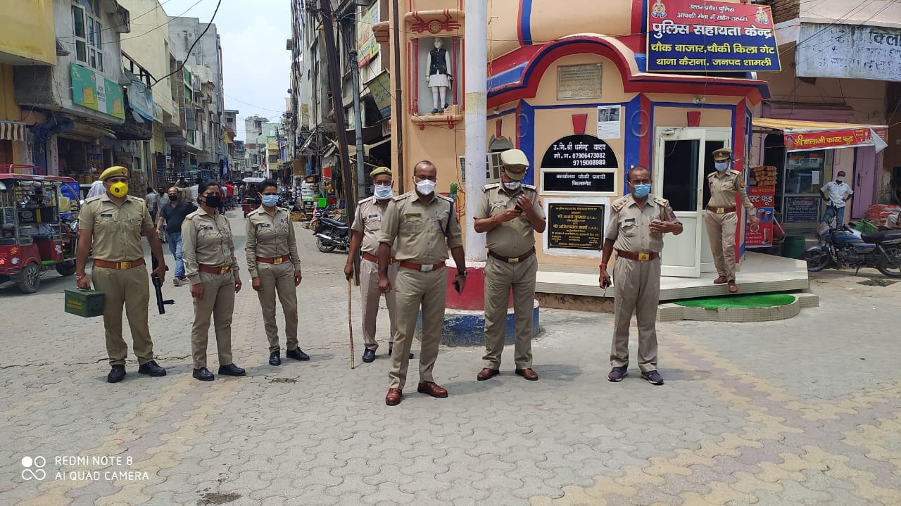 कैराना के चौक बाजार में पैदल मार्च करती पुलिस कैराना के चौक बाजार में पैदल मार्च करती पुलिस