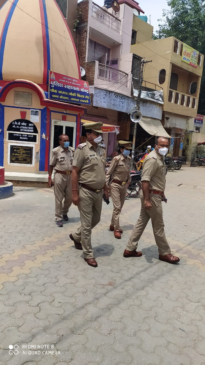 कैराना के चौक बाजार में पैदल मार्च करती पुलिस कैराना के चौक बाजार में पैदल मार्च करती पुलिस
