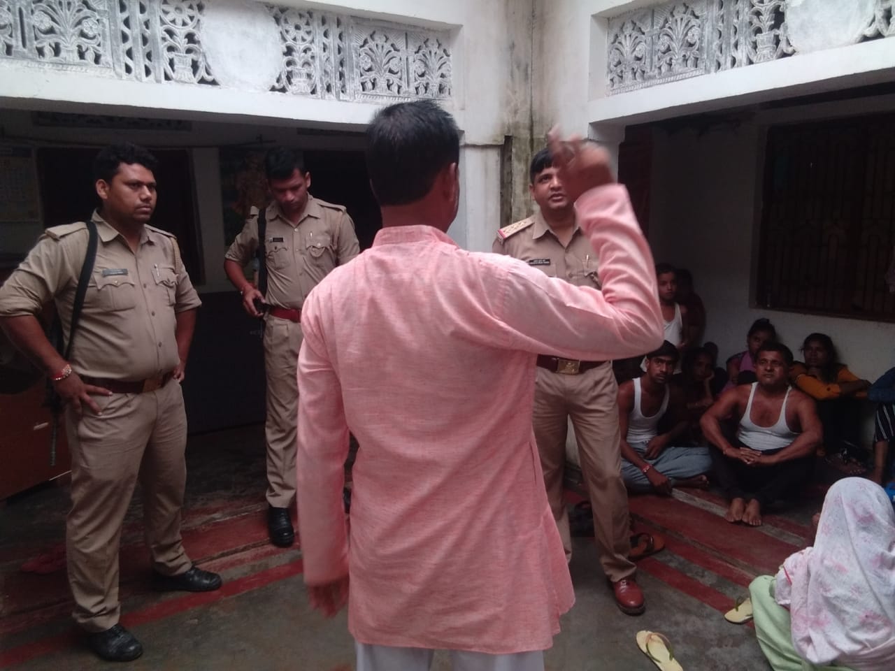 परिजनों से चोरी के बारे में जानकारी करती पुलिस परिजनों से चोरी के बारे में जानकारी करती पुलिस