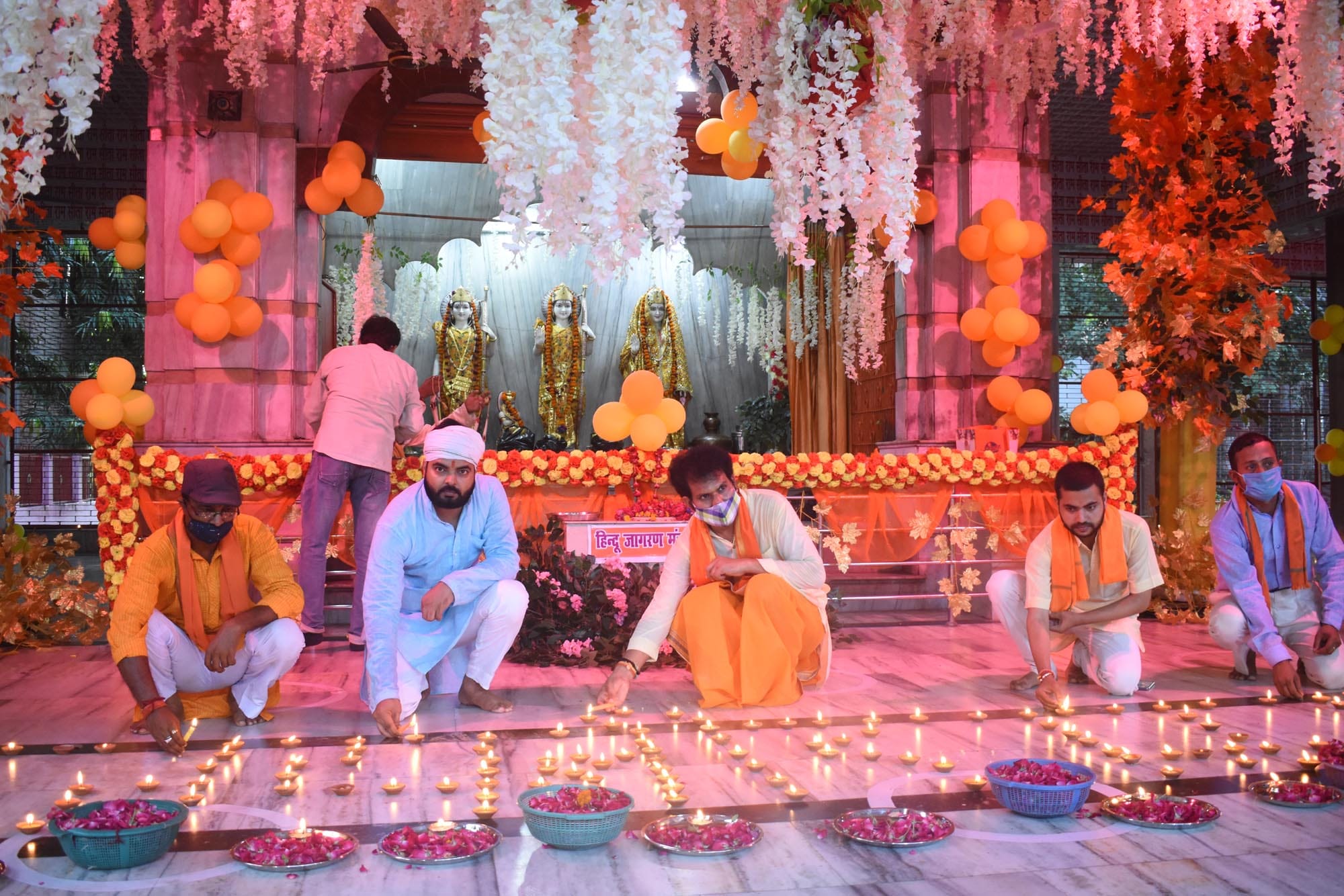 शहर के जगन्नाथगंज स्थित राम दरबार मंदिर में दीपक जलाते हिंदू जागरण मंच के पदाधिकारी।