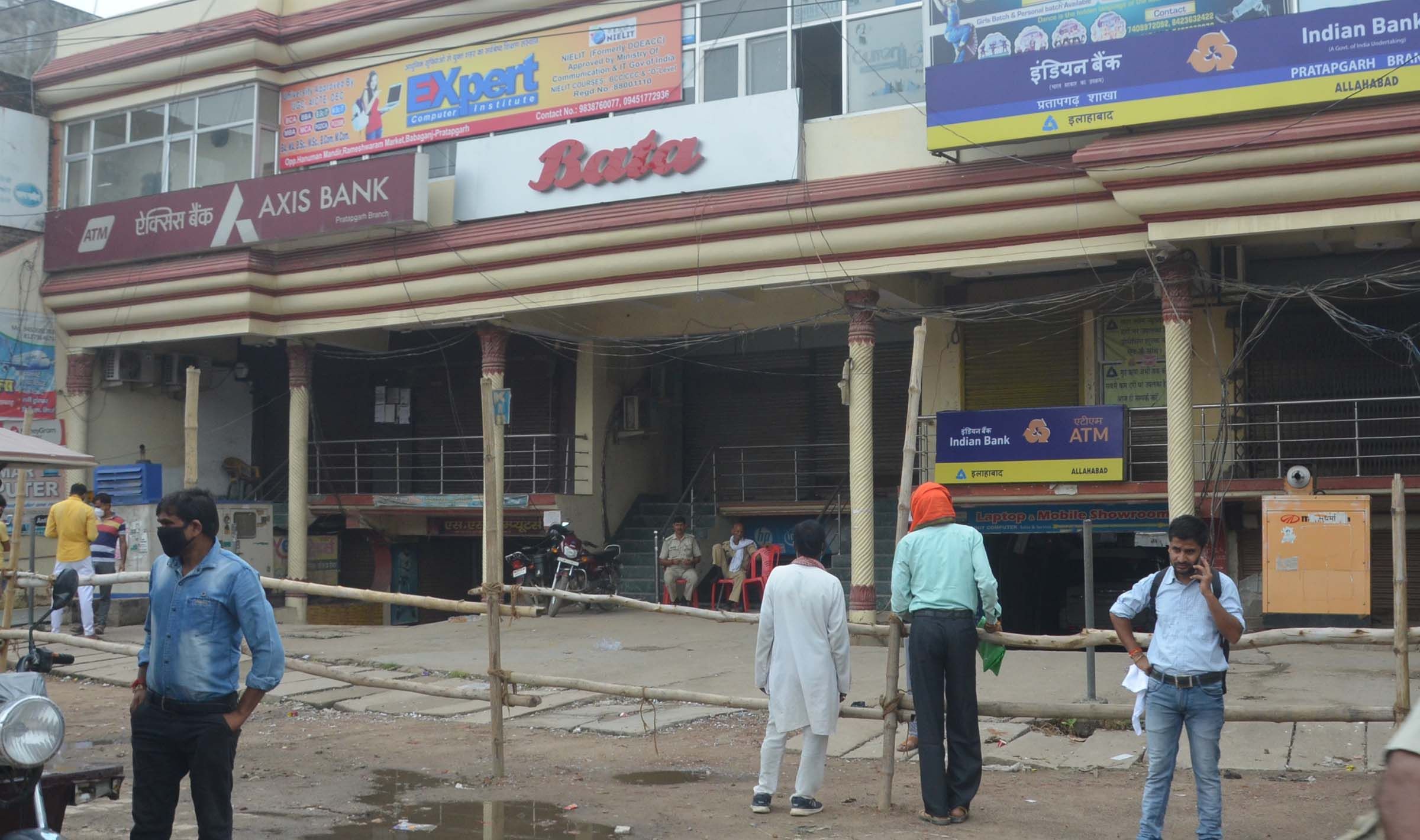 बाबागंज हनुमान मंदिर के सामने बने हाटस्पाट क्षेत्र को किया गया बैरीकेट। बाबागंज हनुमान मंदिर के सामने बने हाटस्पाट क्षेत्र को किया गया बैरीकेट।