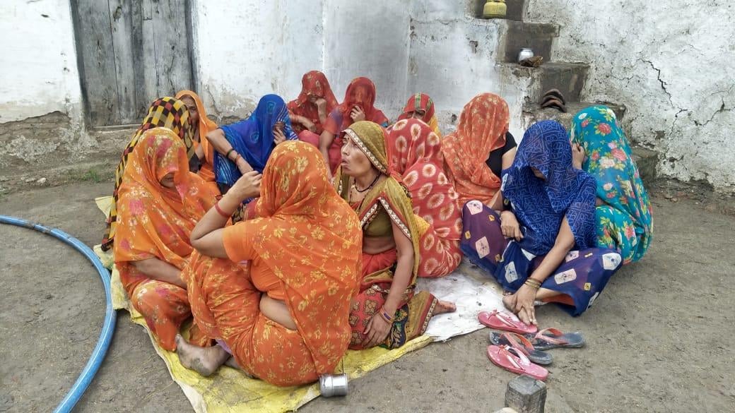 मृतकों के रोते बिलखते परिजन मृतकों के रोते बिलखते परिजन