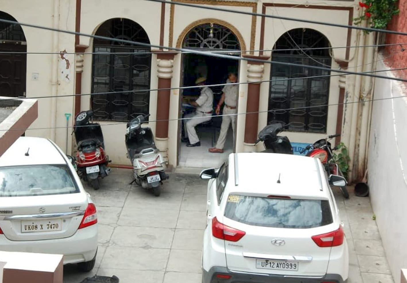 नई मंडी में व्यापारी के यहां निरीक्षण करती जीएसटी की टीम एवं मौजूद पुलिस।।