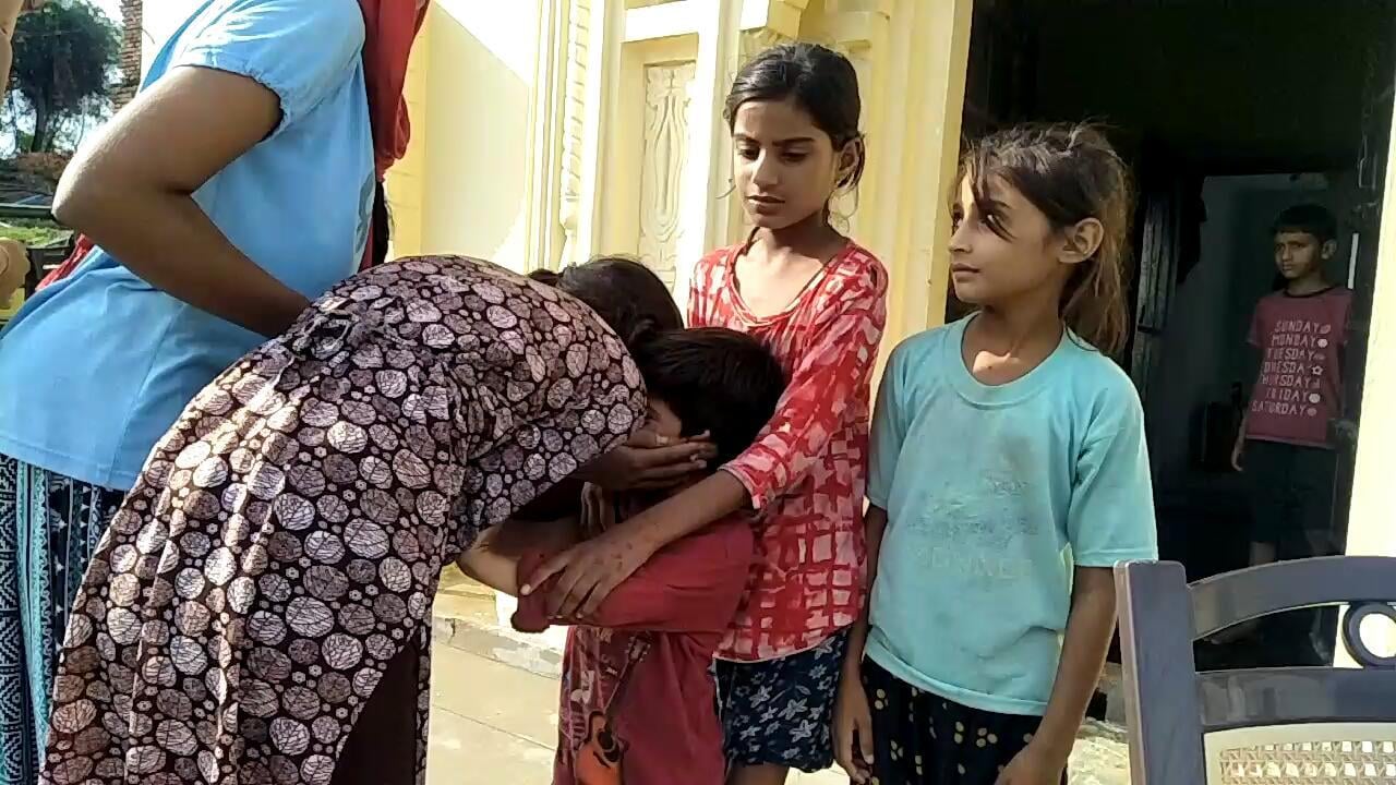 छोटे भाई से लिपट कर रोती बहने छोटे भाई से लिपट कर रोती बहने