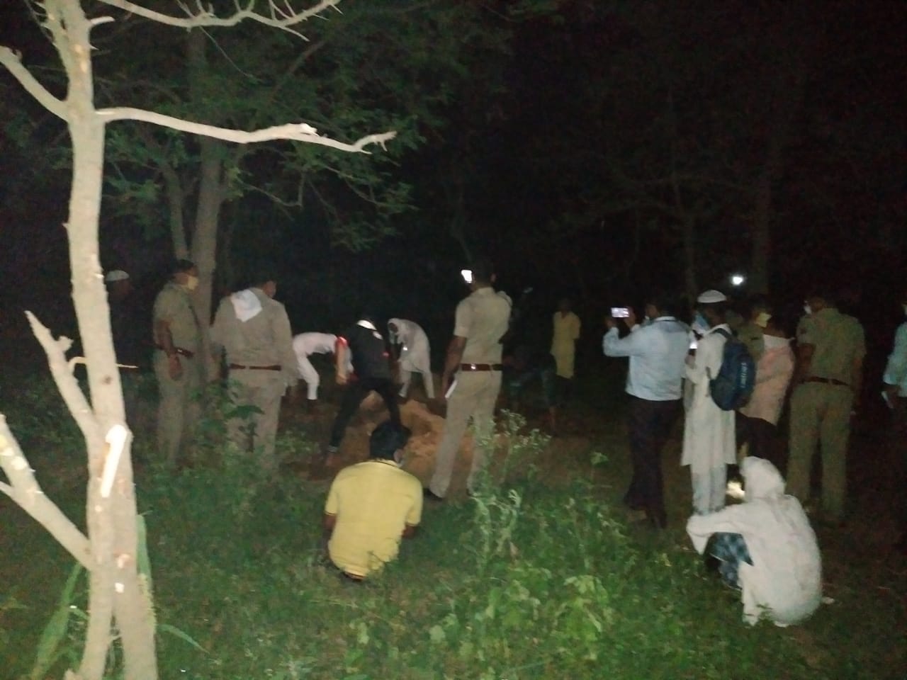 कैराना के गांव मोहम्मदपुर राई में देर शाम दिल्ली पुलिस और यूपी पुलिस प्रशासन शव को कब्र से बाहर न? कैराना के गांव मोहम्मदपुर राई में देर शाम दिल्ली पुलिस और यूपी पुलिस प्रशासन शव को कब्र से बाहर न?