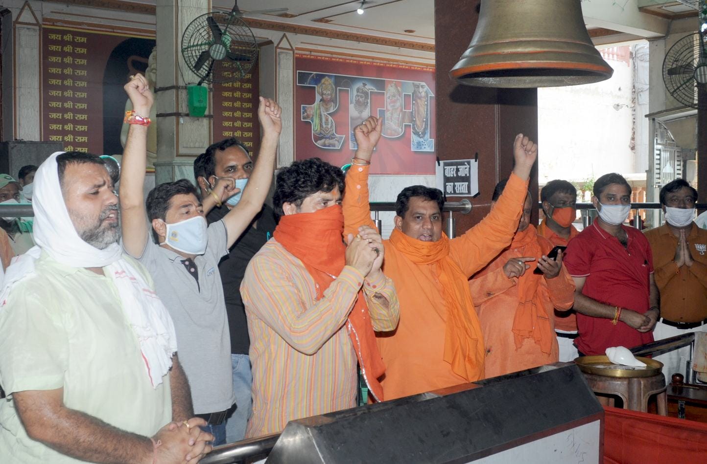 शामली अयोध्या में श्रीराम मन्दिर शिलान्यास के अवसर पर हनुमान धाम पर भगवान श्री राम की आरती करते शामली अयोध्या में श्रीराम मन्दिर शिलान्यास के अवसर पर हनुमान धाम पर भगवान श्री राम की आरती करते