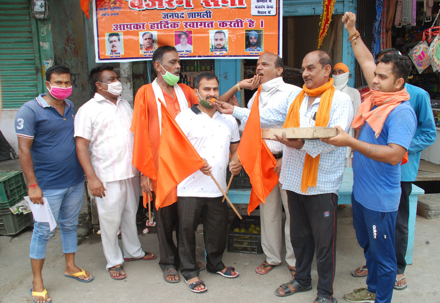 शामली अयोध्या में श्रीराम मन्दिर शिलान्यास के अवसर पर मिठाई खिला कर खुशी मनाते बजरंग सेना के कार शामली अयोध्या में श्रीराम मन्दिर शिलान्यास के अवसर पर मिठाई खिला कर खुशी मनाते बजरंग सेना के कार