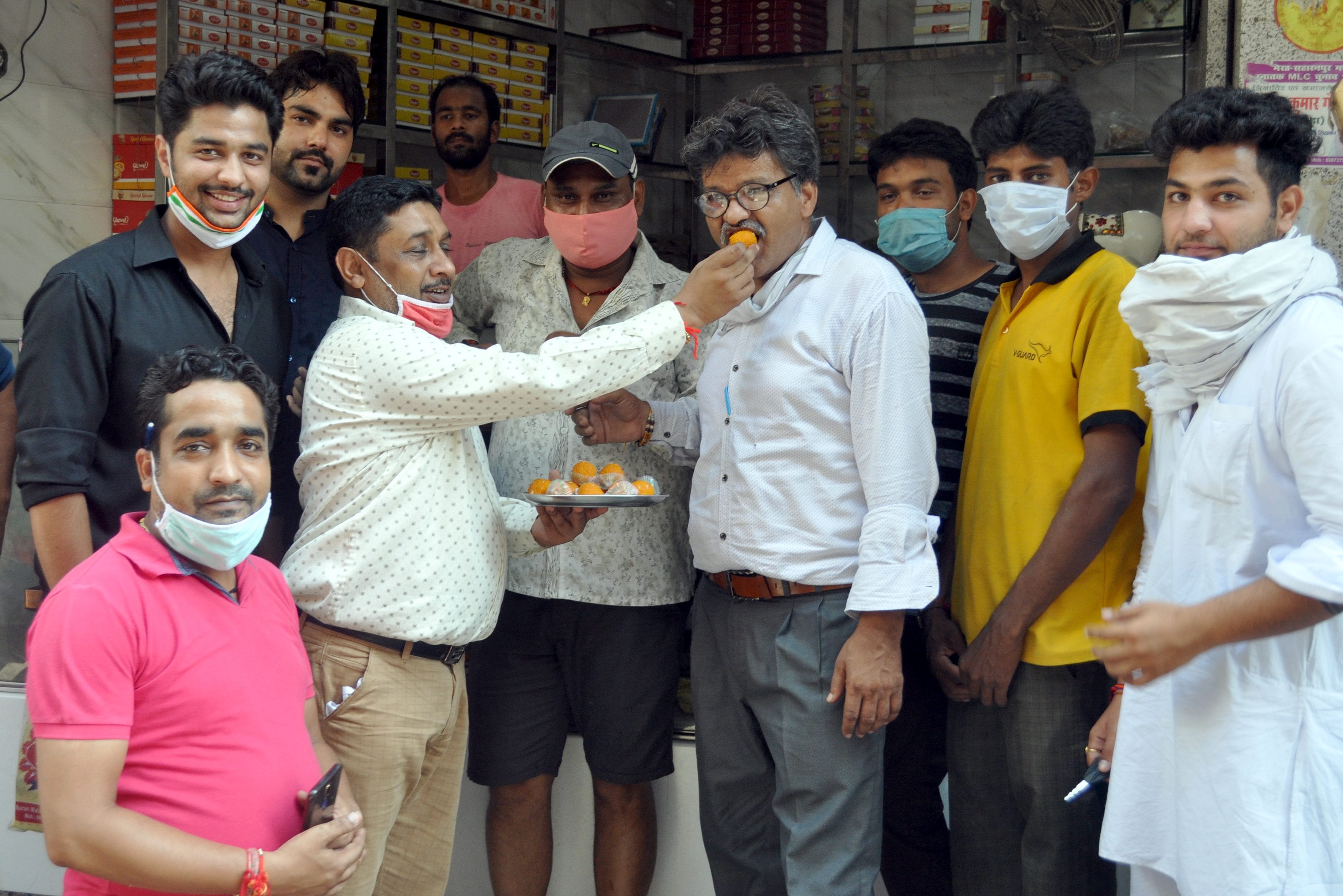 शामली अयोध्या में श्रीराम मन्दिर शिलान्यास के अवसर पर मिठाई खिला कर खुशी मनाते व्यपापारी शामली अयोध्या में श्रीराम मन्दिर शिलान्यास के अवसर पर मिठाई खिला कर खुशी मनाते व्यपापारी